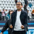 A response to the provocation. Former Chelsea manager Rosenior puts on a show in front of his former club's fans. VIDEO