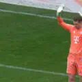 L’énorme boulette du gardien du Bayern ! Neuer offre un but grotesque dès la première minute contre Augsbourg. VIDÉO