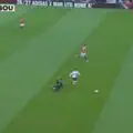 La honte à Old Trafford ! La grossière bévue de Lammens offre un troisième but à Bournemouth, les fans se moquent de Carrick. VIDÉO