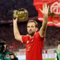 Un moment particulier. Kane a présenté le Ballon d’Or aux supporters du Bayern. VIDÉO