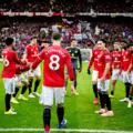 Il n’a pas tenu ?! Un fan de Manchester United qui ne se coupe plus les cheveux depuis deux ans choque les réseaux sociaux. VIDÉO