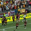 Contre-attaque fulgurante ! Moremi redonne l’avantage aux Pirates dans le derby de Soweto. VIDÉO