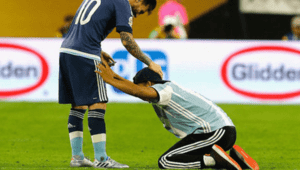 In China, a fan ran onto the field and hugged Messi: he has already been punished