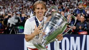 Real Madrid extend contract with Ballon d'Or winner