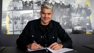 Borussia Dortmund extend contract with experienced goalkeeper