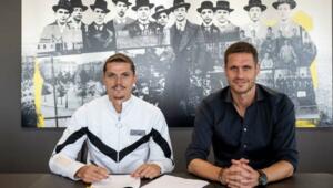 Borussia Dortmund buy Bayern midfielder