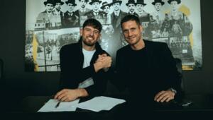 Borussia Dortmund has extended the contract with their goalkeeper