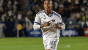 Douglas Costa was left without a club