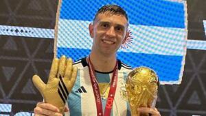 Argentina goalkeeper wins trophy for best goalkeeper in the world