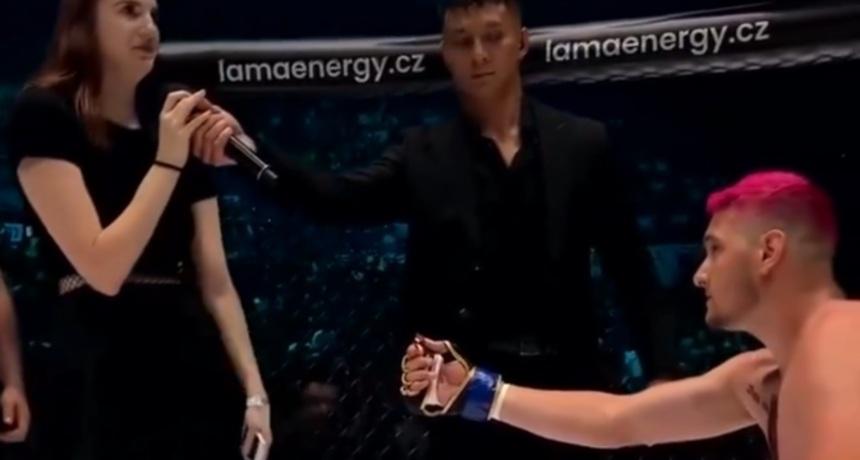 Fail of the day. MMA fighter proposed to a girl in the octagon, but received a demonstrative refusal